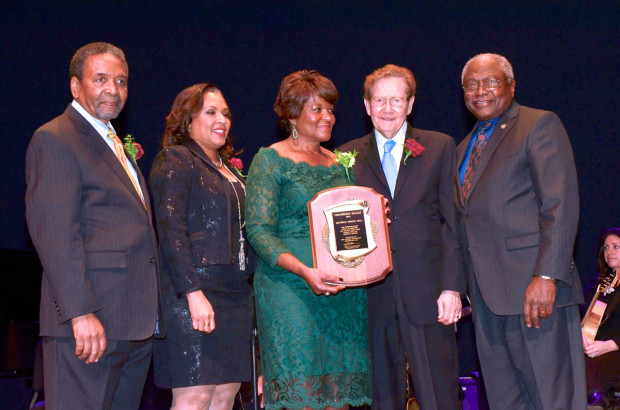 Dr. Frank Smith (left) Founder of The African American Civil War Memorial grant recipient chosen by Awardee, Kim Keenan, General Counsel of the NAACP, Jack Olender and Congressman James Clyburn (right) who presented the “Generous Heart “Award to Beverly Perry (middle), retired Vice President of Pepco and the Chairman of the Board of The African American Civil War Memorial. / Photo by Marshall Cohen 